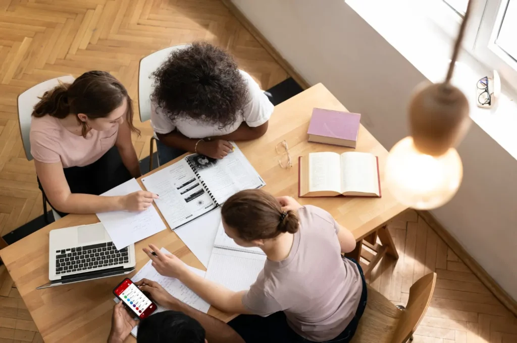 Grupo de personas aprendiendo a realizar análisis de datos e inteligencia de negocio