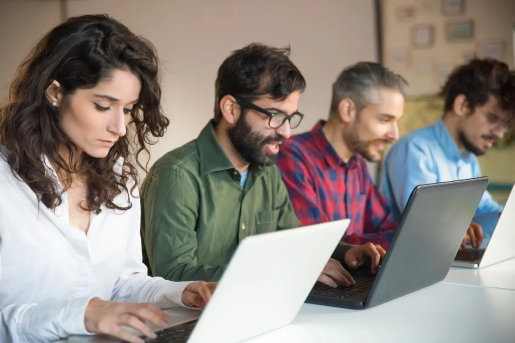 Grupo de profesionales invirtiendo en conocimiento