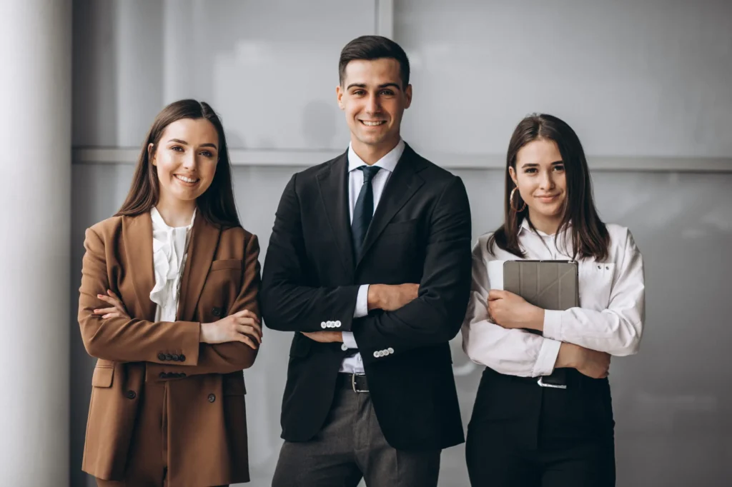 Grupo de profesionales satisfechos con el análisis de datos