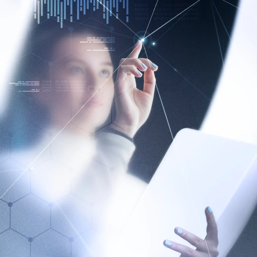 Mujer usando tecnología futurística