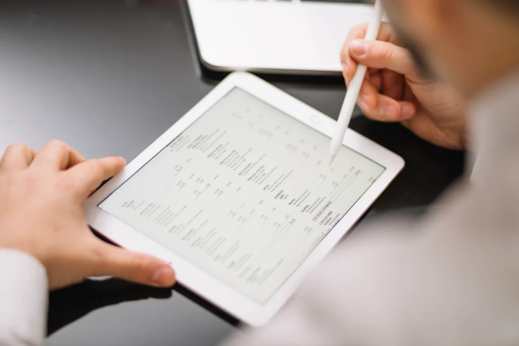 Tablet que muestra datos